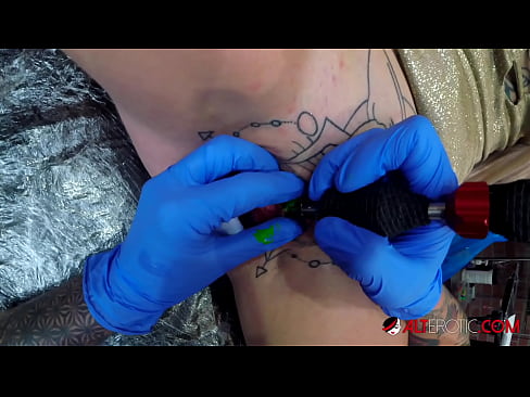 ❤️ Extreem getatoeëerde hottie Sully Savage kreeg een tatoeage op haar clitoris ❤ Sex at nl.shufflesex.ru ﹏